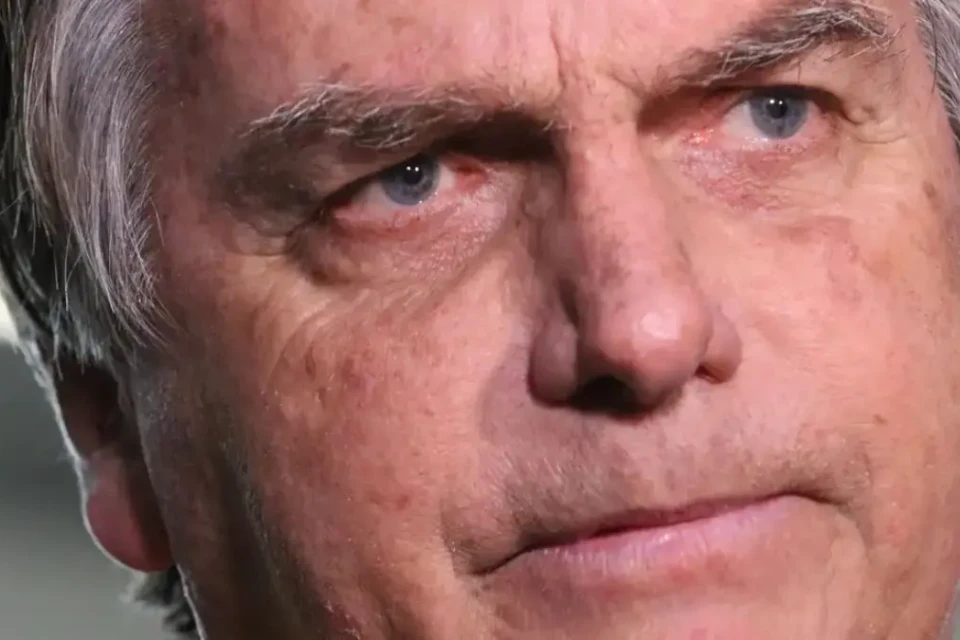 Prisão domiciliar de Bolsonaro termina e Moraes reavalia benefício