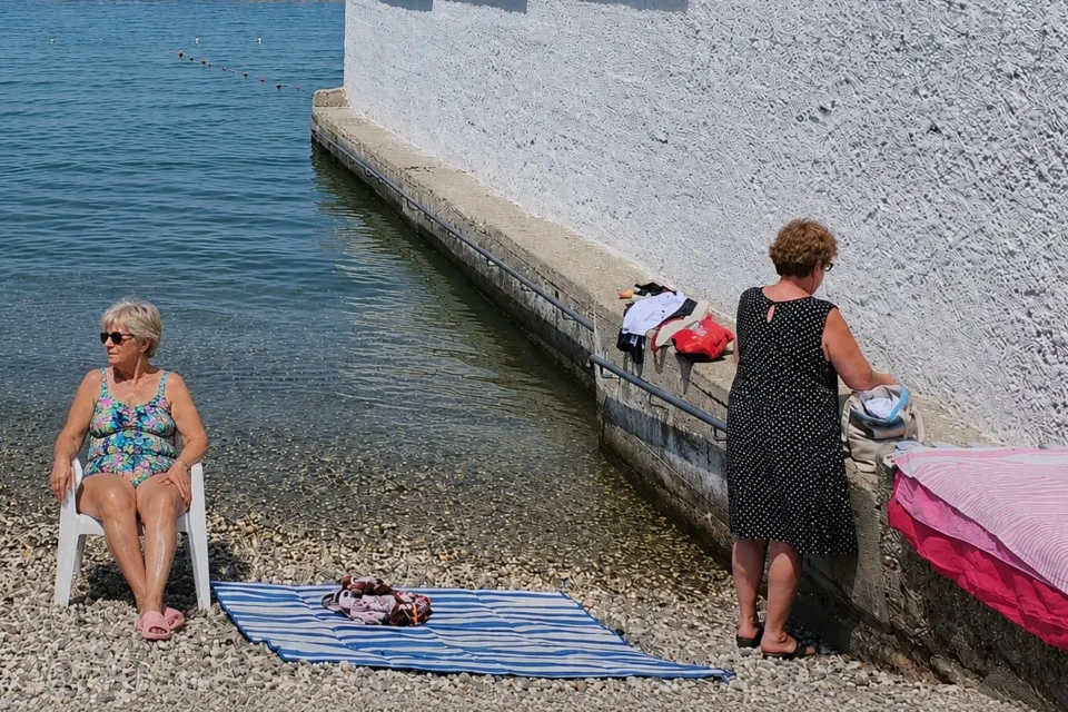 Mulher invade área reservada a homens em praia separada por muro fotos Praia na Itália dividida por muro de 2,7 metros pedocin