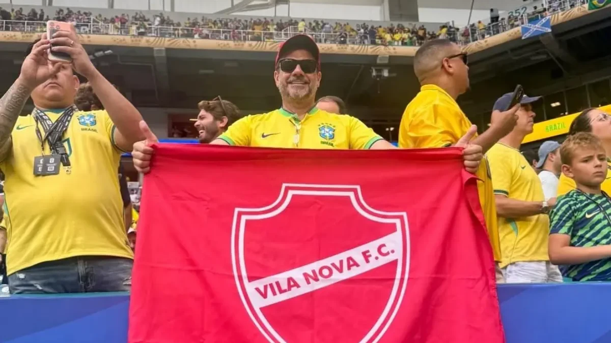 Torcedor viraliza com bandeira do Vila Nova em gol de Vini Jr.: "Foi tudo planejado"