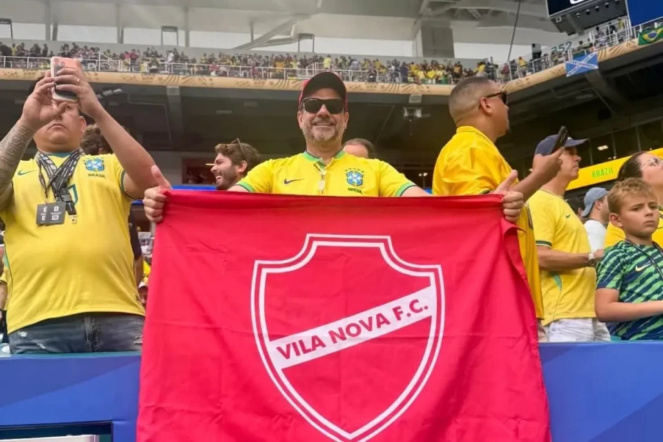 Torcedor viraliza com bandeira do Vila Nova em gol de Vini Jr.: "Foi tudo planejado"