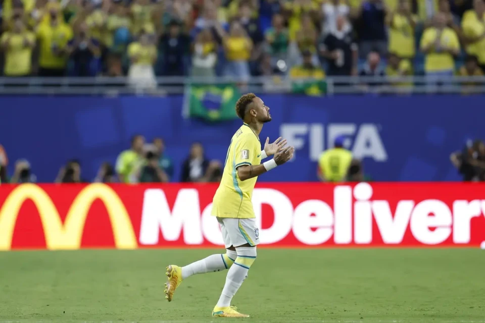 Neymar entra em campo contra a Escócia