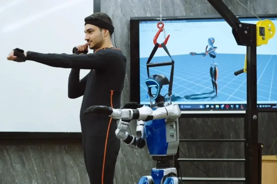 Homem interagindo com robô - (Foto: reprodução)