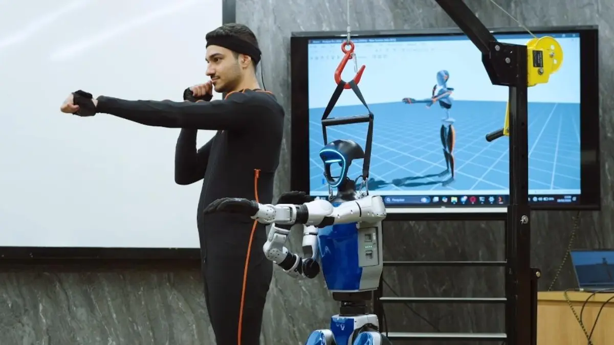 Homem interagindo com robô - (Foto: reprodução)