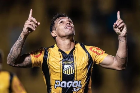 'Sei como o Guto joga', diz atacante do time que enfrenta o Vila hoje (Foto: Instagram)