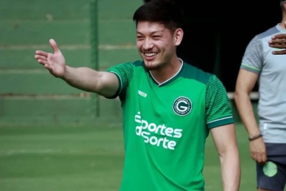 Luís Oyama, ex-Goiás, abre o placar contra o Vila Nova
