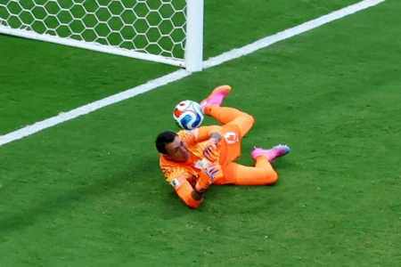 Fernando Muslera, goleiro do Uruguai: falha resultou em gol (Foto: Reuters/Folhapress)
