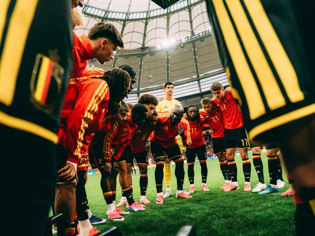 Time da Bélgica conversa em campo (Foto: Instagram)