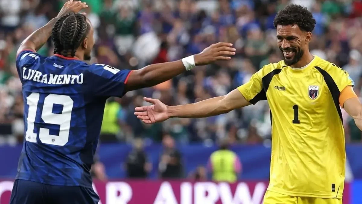 Vozinha abraça companheiro da seleção de Cabo Verde (Foto: Instagram)