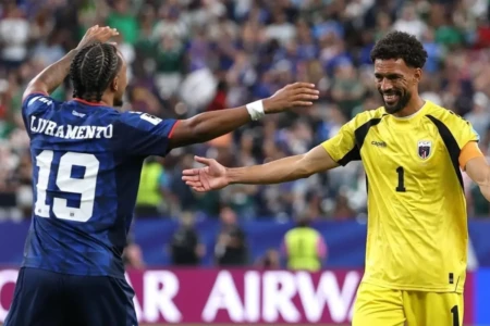 Vozinha abraça companheiro da seleção de Cabo Verde (Foto: Instagram)