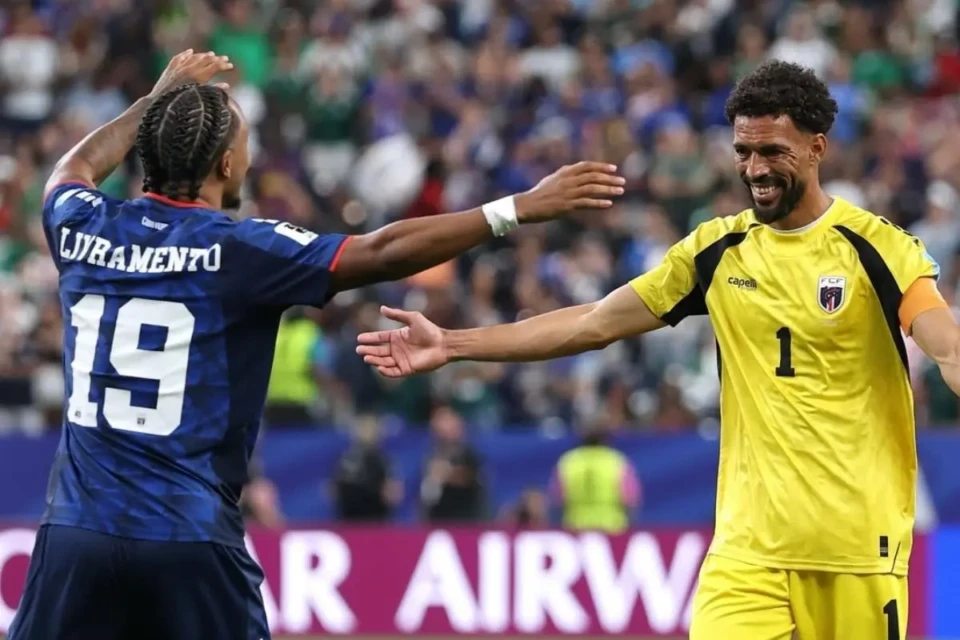 Vozinha abraça companheiro da seleção de Cabo Verde (Foto: Instagram)
