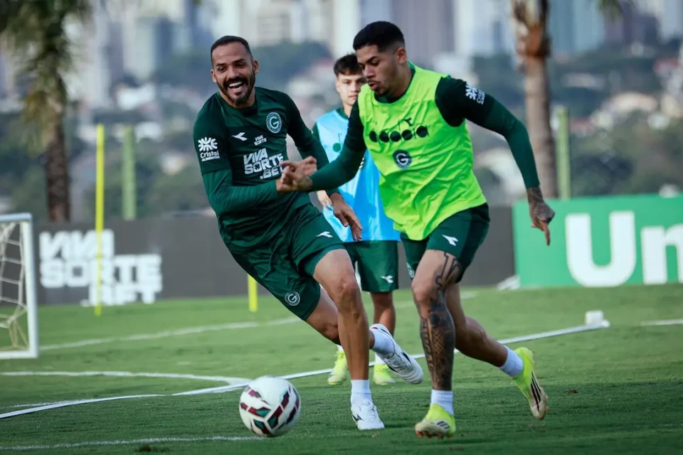 Jogadores do Goiás durante treino