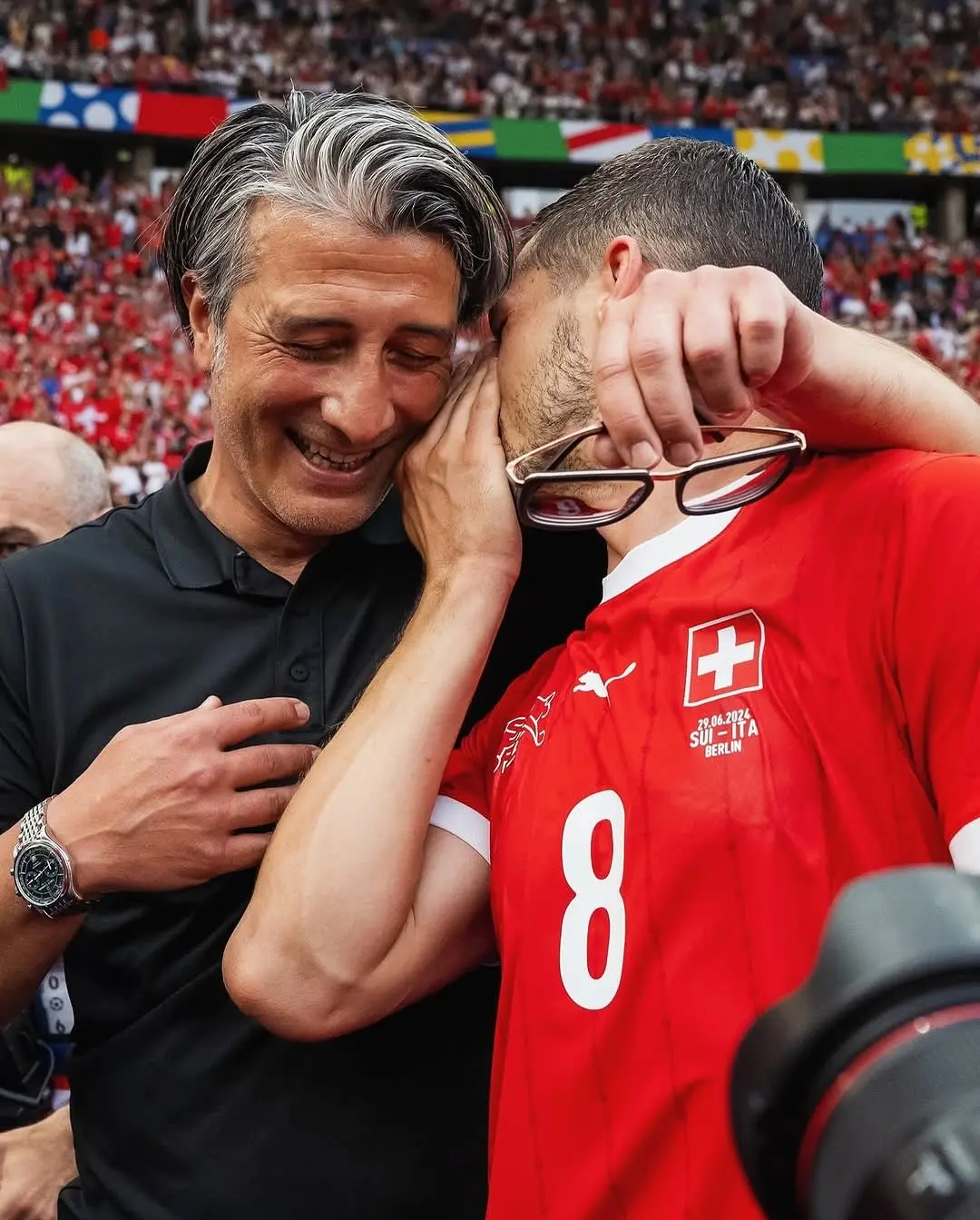 Técnico da Suíça, Murat Yakin, abraça jogador da seleção