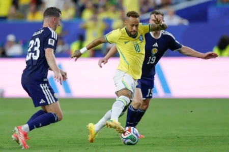 Neymar durante partida contra Escócia (Foto: CBF)