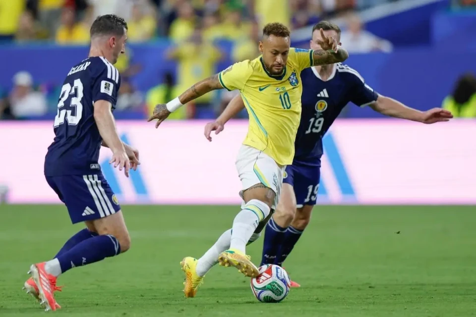 Neymar durante partida contra Escócia (Foto: CBF)