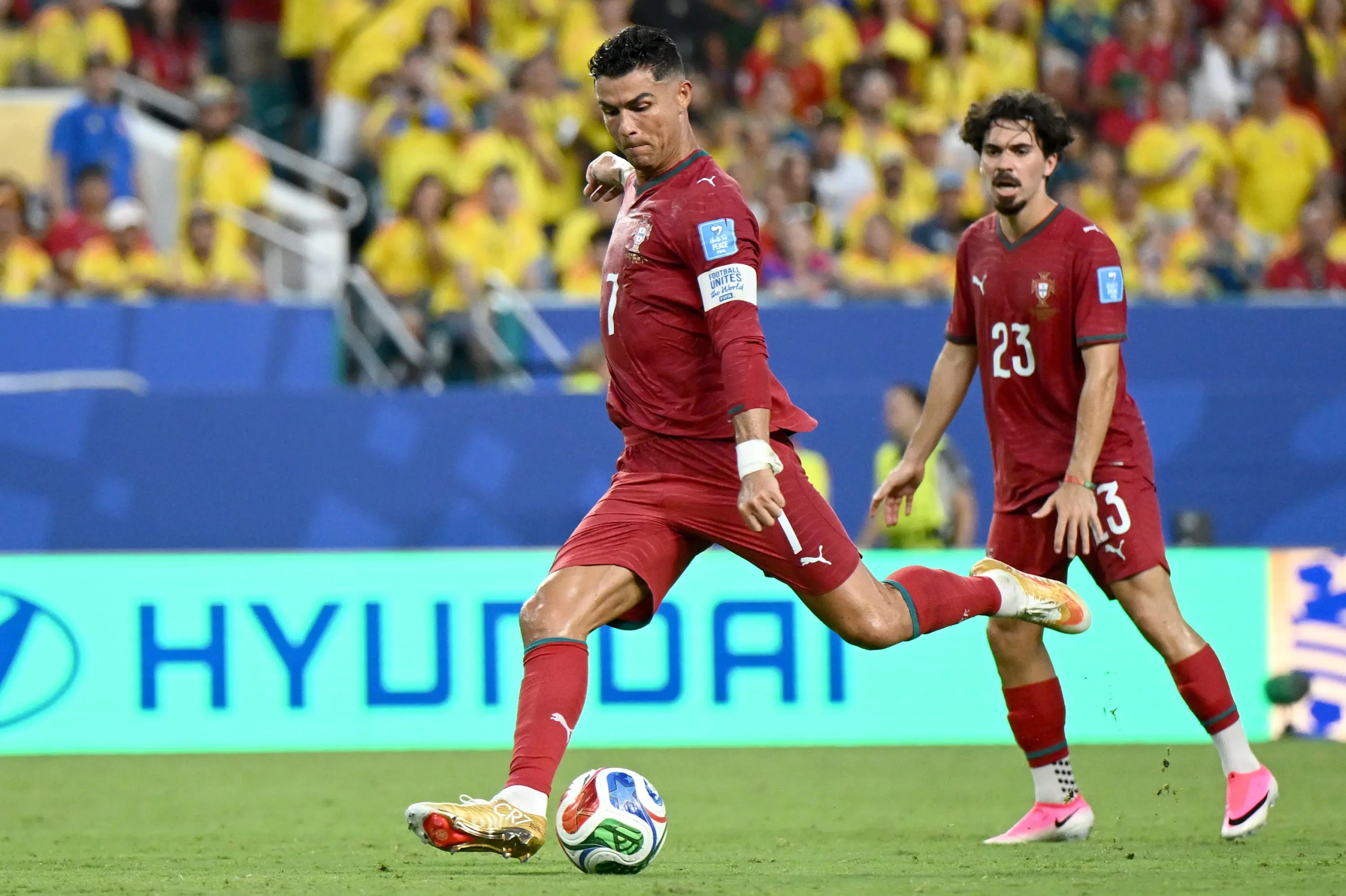 Cristiano Ronaldo arma chute em jogo de Portugal contra Colômbia (Foto: Fifa)