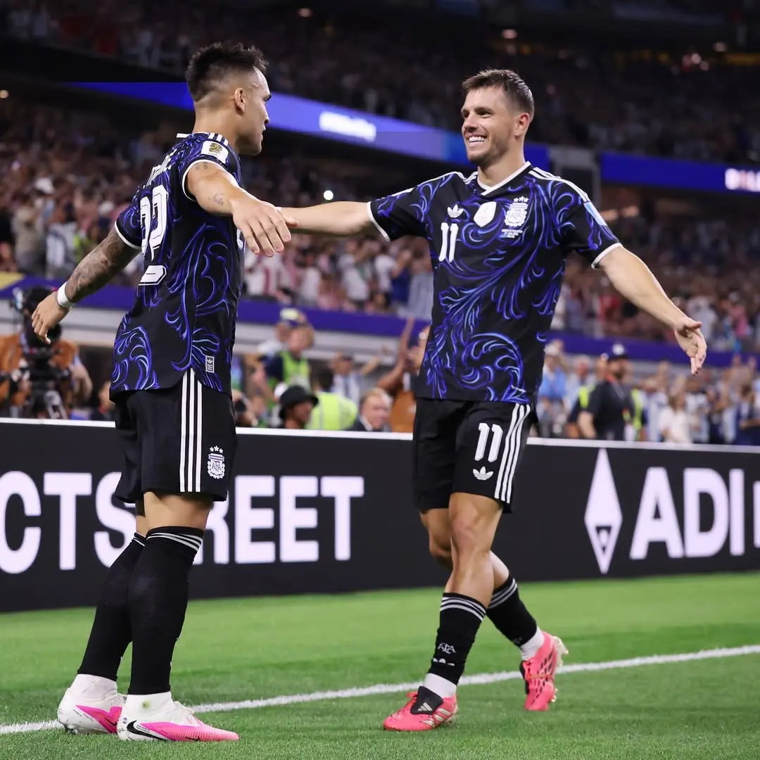 Jogadores comemoram gol da Argentina
