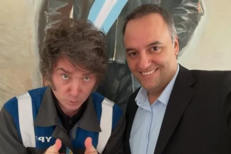 o-presidente-argentino-javier-milei-e-seu-entao-chefe-de-gabinete-manuel-adorni-1782600889295_v2_900x506