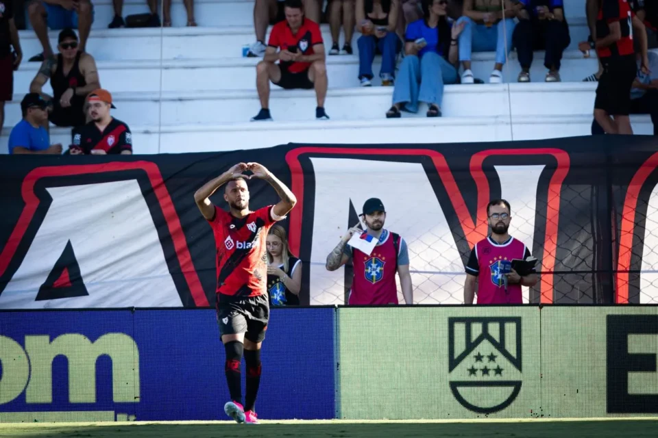 Atlético-GO vence a Ponte Preta no Accioly e se aproxima do G-6 da Série B