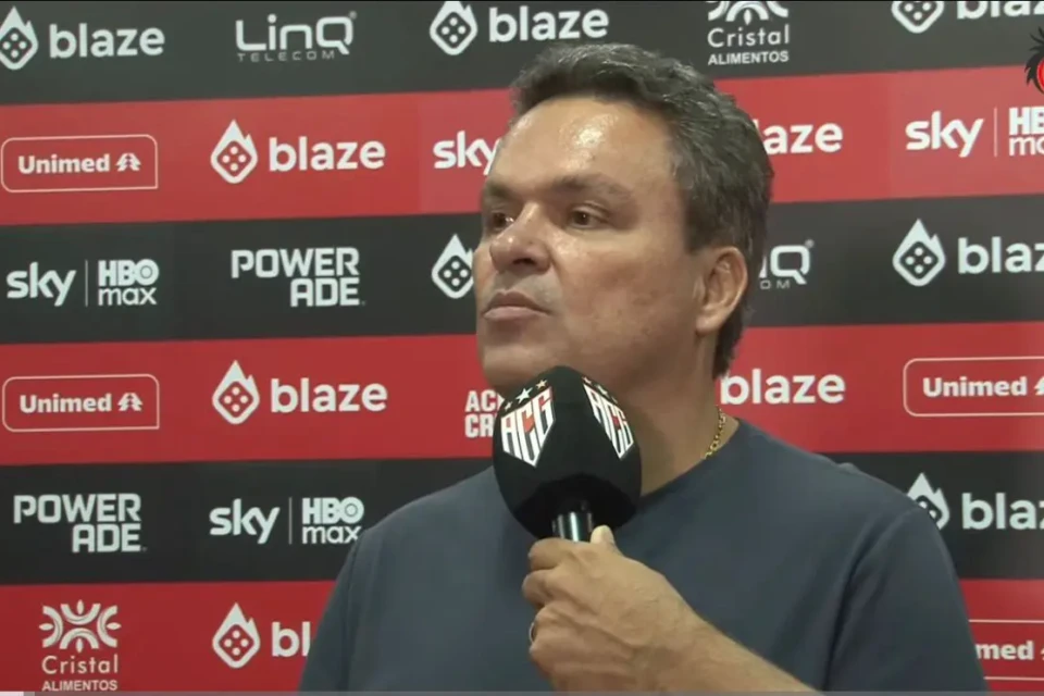 Adson vê queda de rendimento do Atlético e faz cobrança após vitória