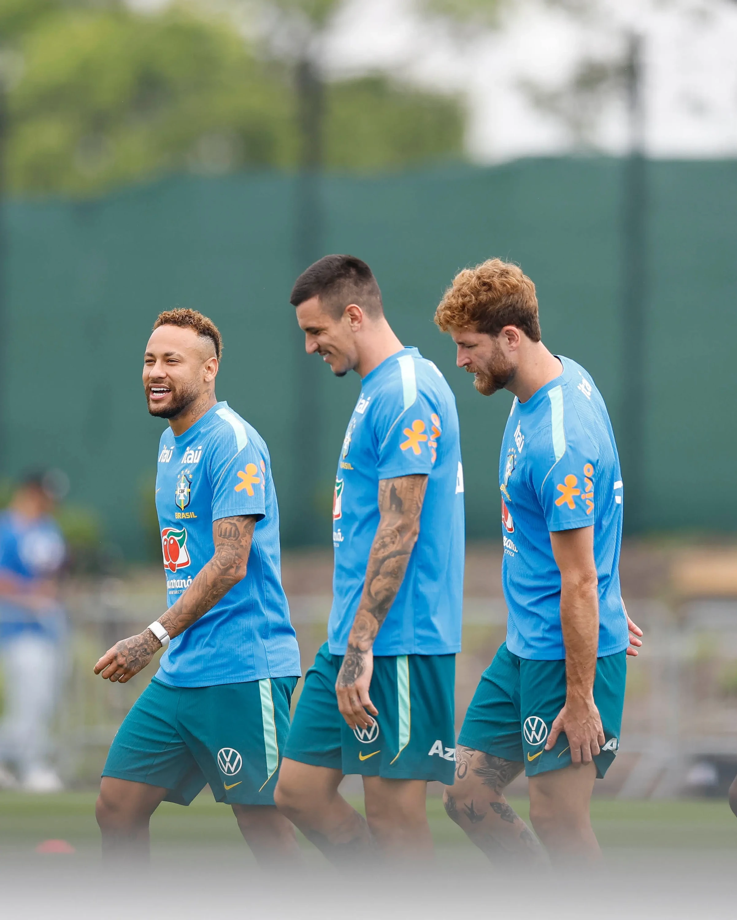 Neymar conversa com Ibañez e Léo Pereira em treino (Foto: Instagram)