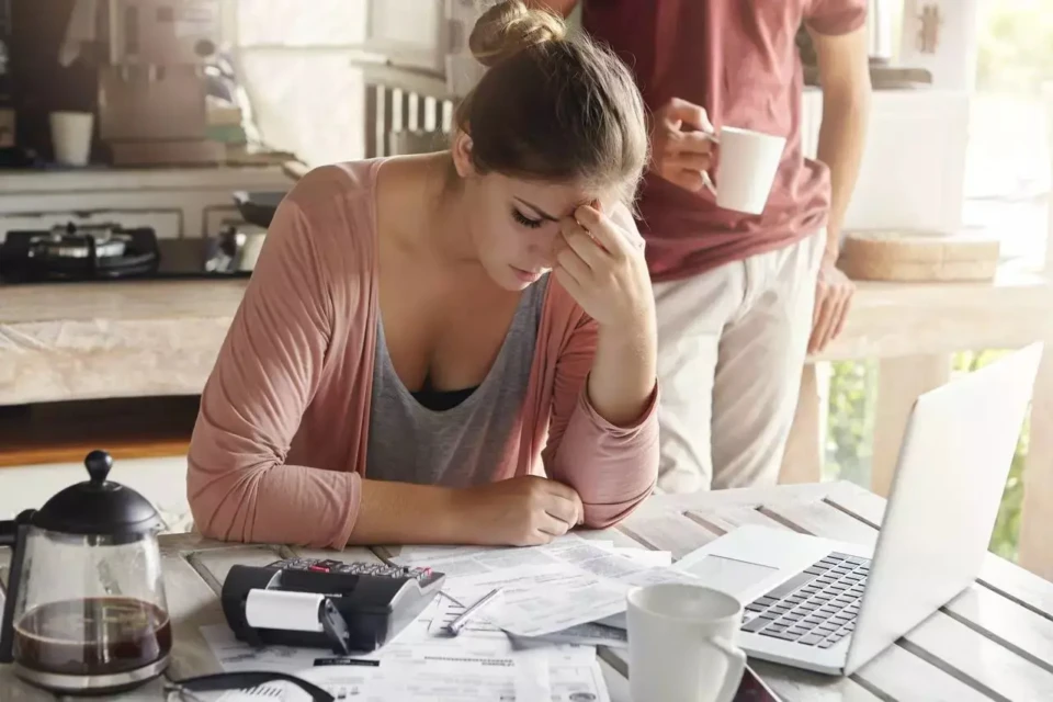 População brasileira vive estressada e perde o sono por causa de dinheiro Cidadãos com estresse financeiro somam 47% 53% mulheres