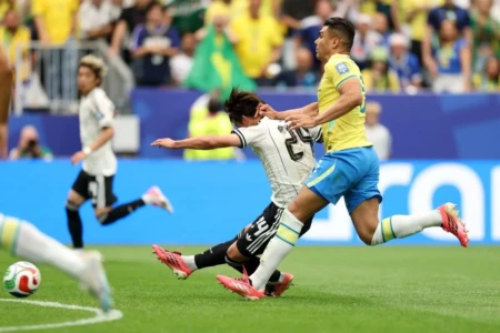 Casemiro é o pior em campo na derrota parcial do Brasil par o Japão (Foto: Fifa)