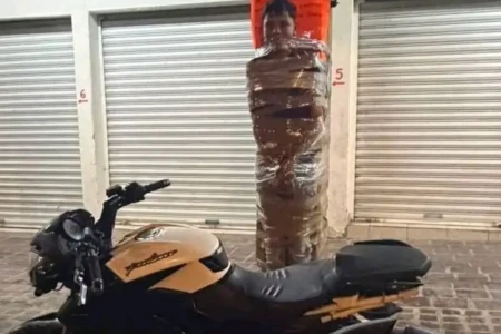 Batman é procurado pela polícia após amarrar suspeitos de roubar motos fotos Pelo menos cinco homens foram encontrados presos a postes