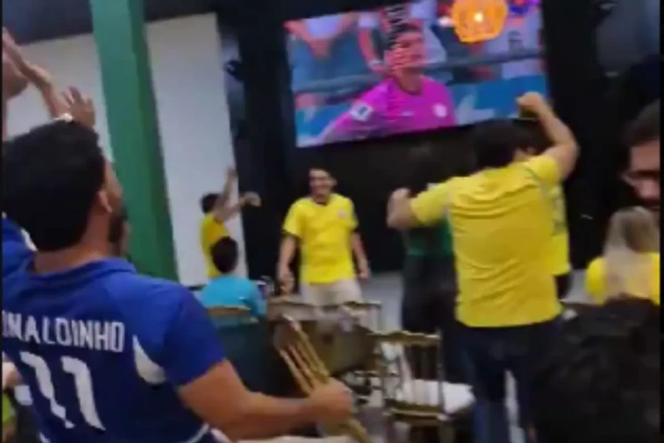 Brasileiros comemoram eliminação da Alemanha; vídeos (Foto: Reprodução)
