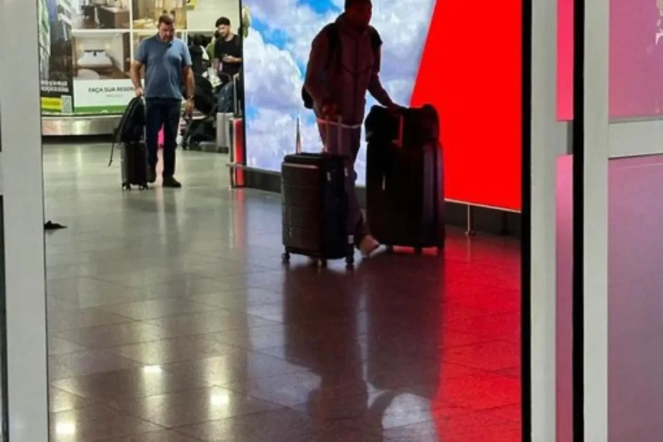 DOUGLAS MENDES DESEMBARCANDO NO AEROPORTO VLA