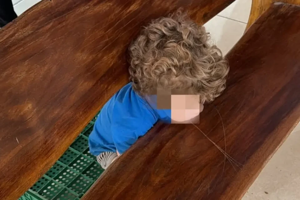 Criança com a cabeça presa - (Foto: reprodução/Corpo de Bombeiros)