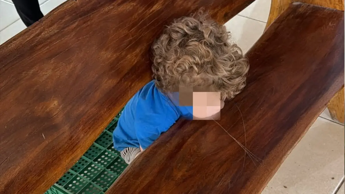 Criança com a cabeça presa - (Foto: reprodução/Corpo de Bombeiros)