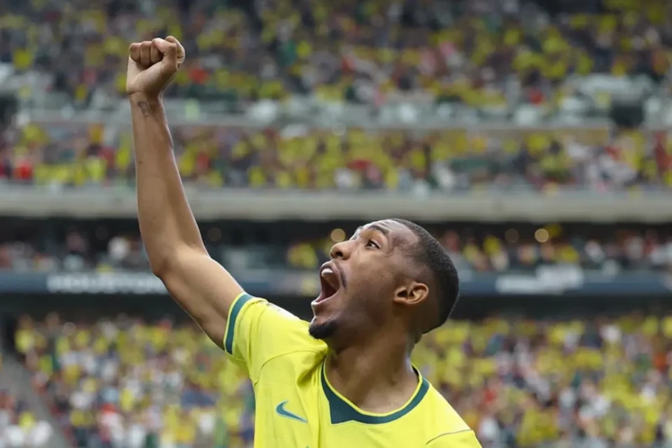 Rayan, ponta-direita da seleção, comemora com torcida: vale-night para aliviar (Foto: CBF)