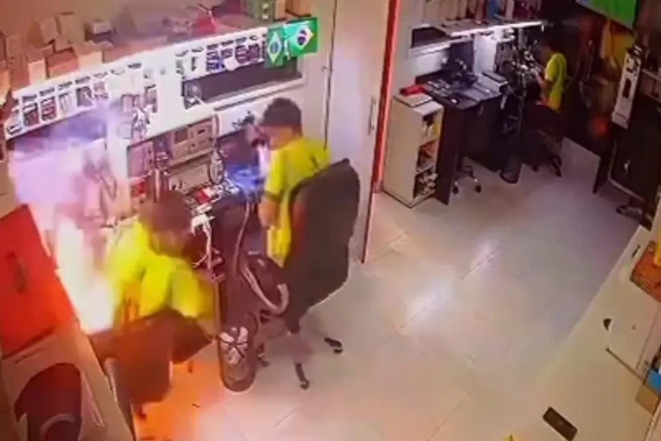 Celular explodiu durante manutenção - (Foto: reprodução)