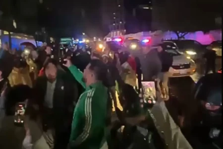 Mexicanos fazem 'serenata' em frente a hotel para impedir jogadores do Equador de dormir (Foto: Reprodução)
