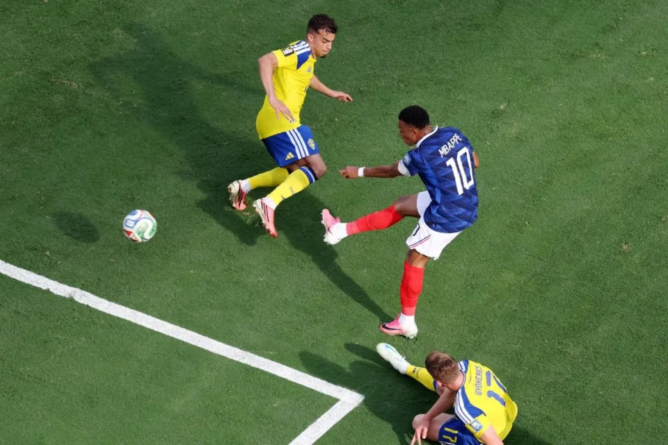 Mbappé chuta para marcar primeiro gol da França (Foto: Fifa)