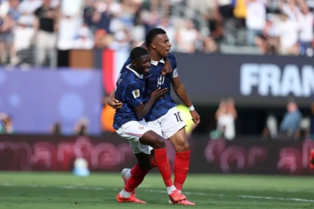 Mbappé comemora gol com Dembelé (Foto: Fifa)