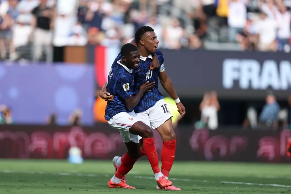 Mbappé comemora gol com Dembelé (Foto: Fifa)