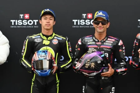 Jorge Martín (d) e Ai Ogura durante pódio da MotoGP