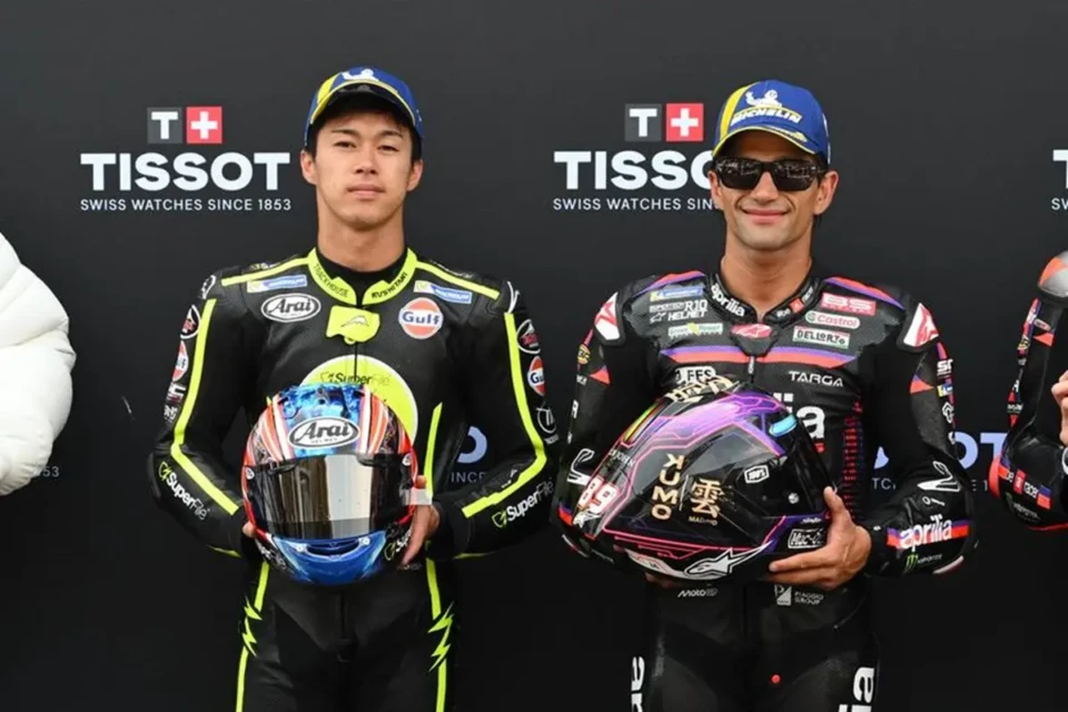 Jorge Martín (d) e Ai Ogura durante pódio da MotoGP