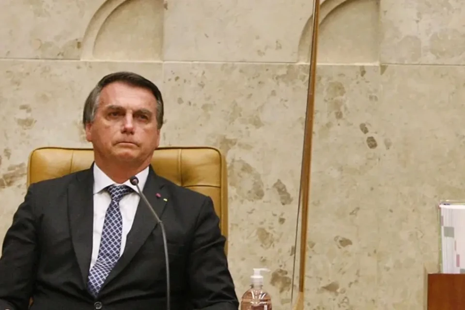 Bolsonaro não sabia que carta seria lida em live por Flávio, diz defesa