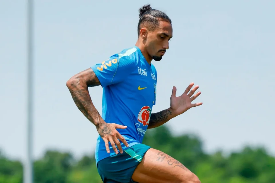 Raphinha volta a treinar em campo com a seleção brasileira (Foto: CBF)