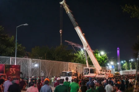 Mulher tenta invadir festa da Copa, fica presa em grade e é resgatada por guindaste; fotos Torcedora acabou perdendo o jogo México x Equador