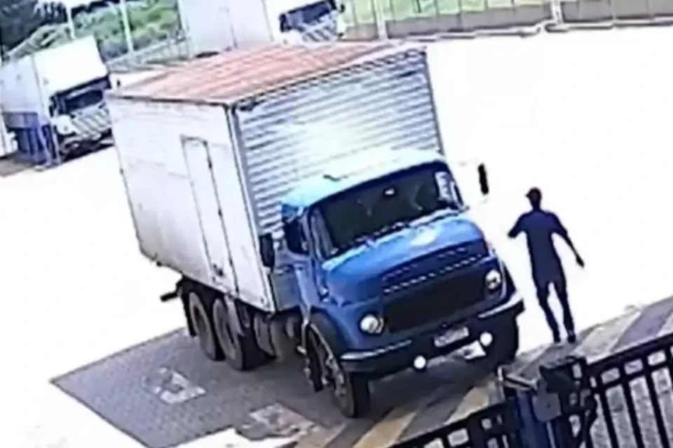 Caminhoneiro chegando em distribuidora para carregar - (Foto: reprodução/PC)