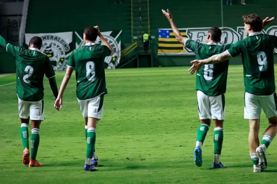 Elenco do Goiás sub-20 comemora (Foto: Goiás Esporte Clube)