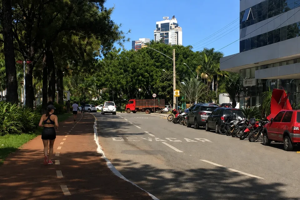 Bicicleta Sem Freio rooftop na Ricardo Paranhos Edifício em Goiânia instala mural de 240 metros a 105 metros de altura; veja fotos