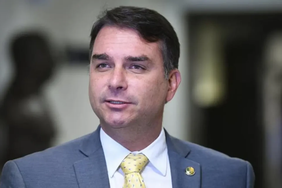 Alerj cita Flávio Bolsonaro como pós-graduado pela UFRJ, mas universidade nega registro Assessoria do senador se manifestou; confira