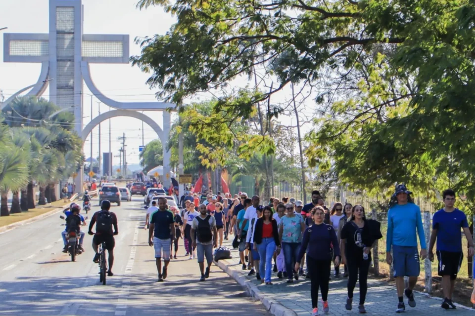 Romaria de Trindade: dicas práticas de como se preparar para a caminhada Caminhada de 18 km até o Santuário exige hidratação e atenção
