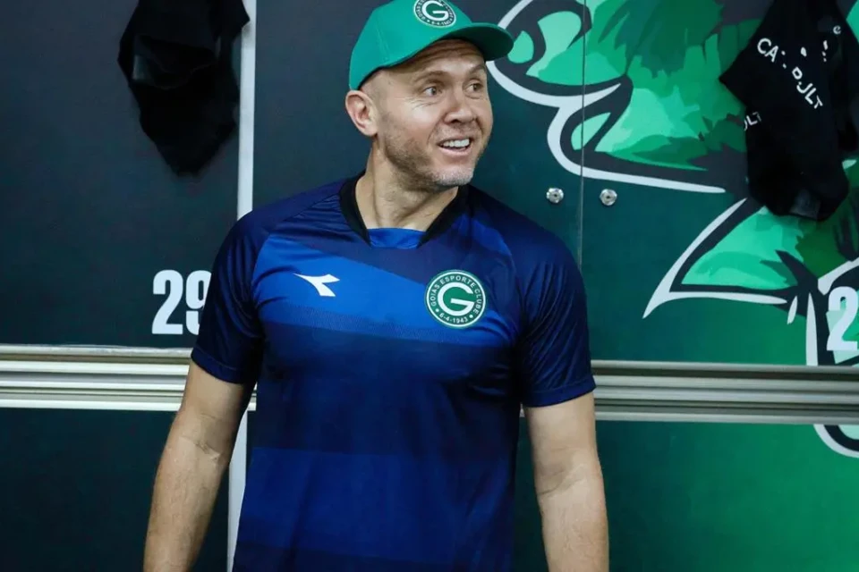 Treinador fará sua estreia no comando do Esmeraldino (Foto: Rosiron Rodrigues / Goiás EC)