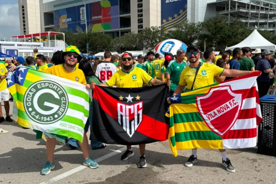 Torcedores de Goiás, Vila e Atlético deixam rivalidade de lado na Copa do Mundo