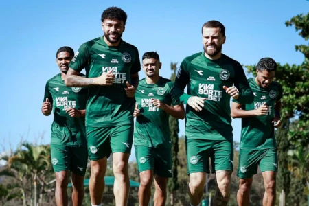Jogadores do Goiás durante treino no CT
